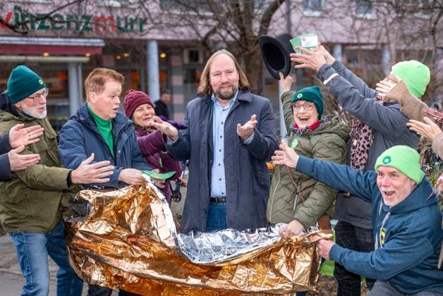 News Themen der Woche KW08 Letzter Tag Wahlkampf: Toni Hofreiter am Wahlkampfstand der GRÜNEN, wird von seinen Parteikollegen im Stil von Siegfried and Joy begrüßt, Neubiberg bei München, 22. Februar 2025 Deutschland, Neubiberg bei München, 22. Februar 2025, letzter Tag Wahlkampf im Landkreis München Land: Toni Hofreiter am Wahlkampfstand der GRÜNEN, wird von seinen Parteikollegen im Stil von Siegfried and Joy begrüßt, Motto Toni auf Tour, Hauptstraße in Neubiberg, Samstagmorgen, Bundestagswahl, Endspurt, Bayern, *** Last day of election campaign Toni Hofreiter at the campaign stand of the GREENS, is greeted by his party colleagues in the style of Siegfried and Joy, Neubiberg near Munich, February 22, 2025 Germany, Neubiberg near Munich, February 22, 2025,