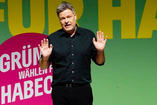 Robert Habeck Gruener Wirtschaftsminister Wahlkampf Abschluss der Gruenen mit Habeck in Hamburg Der Kanzlerkandidat der Grünen, Robert Habeck Er sprach vor rund 2.000 Anhängerinnen und Anhängern in der Fischauktionshalle am 21.02.2025 in Hamburg Hamburg Deutschland