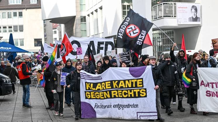 News Themen der Woche KW08 GER, Bundestagswahl, Demo gegen Rechts in Ulm und Neu-Ulm 22.02.2025, Hans-und-Sophie-Scholl-Platz, Ulm, GER, Bundestagswahl, Demo gegen Rechts in Ulm und Neu-Ulm, Organisator: Buendnis Klare Kante gegen Rechts , Motto: Antifaschismus sind wir alle! im Bild der Demonstrationszug zieht durch die Fussgaengerzone *** GER, Bundestagswahl, Demo gegen Rechts in Ulm und Neu Ulm 22 02 2025, Hans und Sophie Scholl Platz, Ulm, GER, Bundestagswahl, Demo gegen Rechts in Ulm und Neu Ulm, Organizer Buendnis Klare Kante gegen Rechts , Motto Antifaschismus sind wir alle im Bild the demonstration marches through the pedestrian zone nordphoto GmbHxHafner nph00200