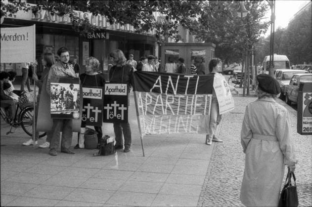 RECORD DATE NOT STATED Protest der Anti-Apartheid-Bewegung in West-Berlin gegen die Zusammenarbeit mit Südafrika vor der Bayerischen Vereinsbank am Kurfürstendamm, Sommer 1985 *** Protest by the anti-apartheid movement in West Berlin against cooperation with South Africa in front of the Bayerische Vereinsbank on Kurfürstendamm, summer 1985