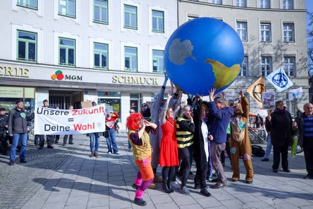 News Themen der Woche KW08 News Bilder des Tages Schlusskundgebung von CDU und CSU zur Bundestagswahl am 22.02.2025 im Löwenbräukeller in München Demo Demonstration Demonstranten vor der CSU-Abschlusskundgebung vor den Bundestagswahlen in Bayern. *** Closing rally of CDU and CSU for the federal elections on 22 February 2025 in the Löwenbräukeller in Munich Demonstration Demonstrators in front of the CSU Closing rally before the federal elections in Bavaria xMSx