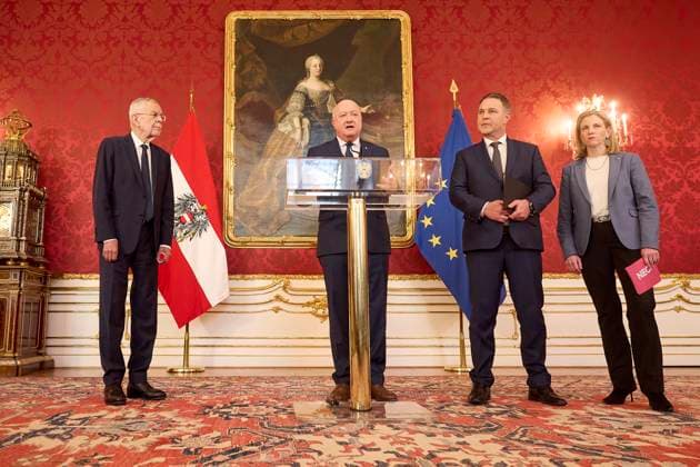 News Themen der Woche KW08 News Bilder des Tages - Wien 22.02.2025 - Bundespräsident empfängt mögliche Koalitionspartner ÖVP, SPÖ, NEOS . Der österreichische Bundespräsident liess sich heute in der Bundespräsidentschaftskanzlei in der Hofburg über die Fortschritte der möglichen Regierungskoalition von ÖVP, SPÖ und Neos informieren. Nach gescheiterten Koalitionsgesprächen ist das der zweite Versuch der drei Parteien eine Einigung zu erzielen. Anschliessend gab es einen Presspoint. PHOTO: (v.L.) Bundespräsident Alexander Van der Bellen (Grüne), ÖVP Bundesparteiobmann Christian Stocker ,der Bundesparteivorsitzende der SPÖ Andreas Babler, NEOS-Vorsitzende Beate Meinl-Reisinger. Vienna (AUSTRIA) - Federal President receives possible coalition partners ÖVP, SPÖ, NEOS . The Austrian  _