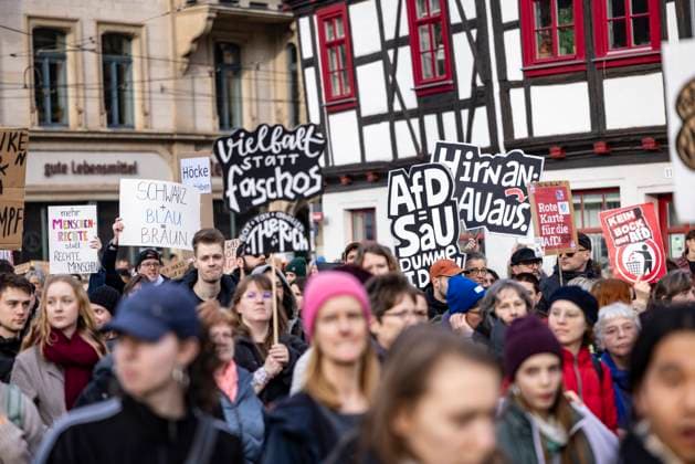 News Bilder des Tages Demo gegen AfD Erfurt 22022025 - Bei einem Protest gegen den Wahlkampfabschluss der Partei Alternative fuer Deutschland (AfD) sind in Erfurt (Thueringen) rund 4000 Menschen auf die Strasse gegangen. Ihnen standen etwa 1100 Anhaengerinnen und Anhaenger der AfD gegegnueber. Bei deren Wahlkampfabschluss sprach auch der Thueringer Landesvorsitzende Bjoern Hoecke. Erfurt Thueringen Deutschland *** Protest against AfD Erfurt 22022025 Around 4000 people took to the streets in Erfurt Thuringia to protest against the closing of the election campaign of the Alternative for Germany AfD party They were confronted by around 1100 AfD supporters At the closing of their election campaign, Thuringia state chairman Bjoern Hoecke Erfurt Thuringia Germany 220225_ppb-86