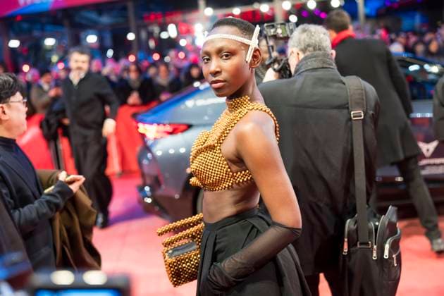 Entertainment Themen der Woche KW08 Entertainment Bilder des Tages Berlinale, Preisverleihungen im Theater am Potsdamer Platz, Berlin, 22.02.2025 Gast auf dem Roten Teppich vor den Preisverleihungen der 75. Berlinale am Theater am Potsdamer Platz in Berlin am 22.02.2025. Berlin Theater am Potsdamer Platz *** Berlinale, Award Ceremonies at the Theater am Potsdamer Platz, Berlin, 22 02 2025 Guest on the red carpet before the award ceremonies of the 75th Berlinale at the Theater am Potsdamer Platz in Berlin on 22 02 2025 Berlin Theater am Potsdamer Platz Copyright: xBenxKriemannx