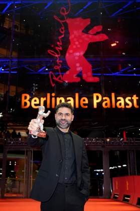 Gabriel Mascaro mit dem Silbernen Bär Großer Preis der Jury für The Blue Trail bei der Closing Ceremony mit Preisverleihung auf der Berlinale 2025 75. Internationale Filmfestspiele Berlin im Berlinale Palast. Berlin, 22.02.2025