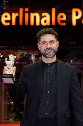 Gabriel Mascaro mit dem Silbernen Bär Großer Preis der Jury für The Blue Trail bei der Closing Ceremony mit Preisverleihung auf der Berlinale 2025 75. Internationale Filmfestspiele Berlin im Berlinale Palast. Berlin, 22.02.2025