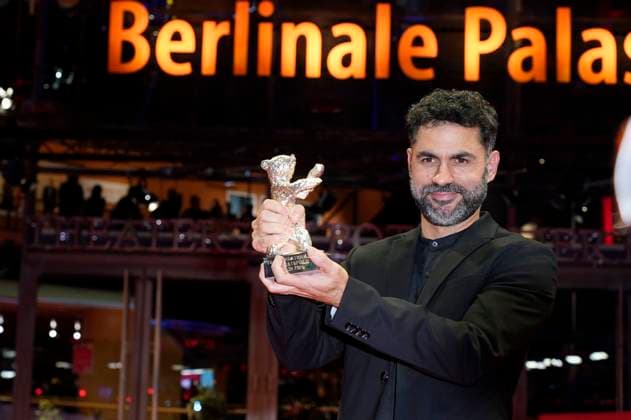 Gabriel Mascaro mit dem Silbernen Bär Großer Preis der Jury für The Blue Trail bei der Closing Ceremony mit Preisverleihung auf der Berlinale 2025 75. Internationale Filmfestspiele Berlin im Berlinale Palast. Berlin, 22.02.2025