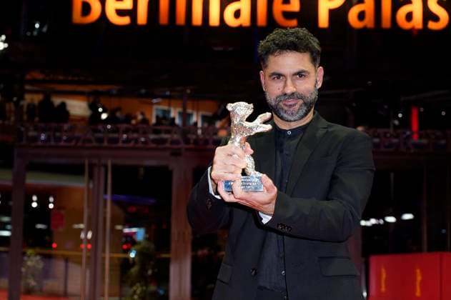 Gabriel Mascaro mit dem Silbernen Bär Großer Preis der Jury für The Blue Trail bei der Closing Ceremony mit Preisverleihung auf der Berlinale 2025 75. Internationale Filmfestspiele Berlin im Berlinale Palast. Berlin, 22.02.2025
