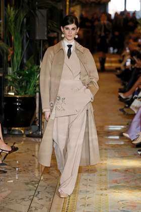 Huishan Zhang London Ready to wear fall winter 2025:26 LONDON February 2025 Huishan Zhang London Ready to wear fall winter 2025:26 LONDON February 2025, Credit:Zeppelin Avalon  Copyright: xZeppelinx xAvalonx 0967616839