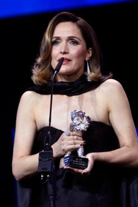 Rose Byrne mit dem Silbernen Bär für die Beste Schauspielerische Leistung in einer Hauptrolle für If I Had Legs I™d Kick You bei der Closing Ceremony mit Preisverleihung auf der Berlinale 2025 75. Internationale Filmfestspiele Berlin im Berlinale Palast. Berlin, 22.02.2025