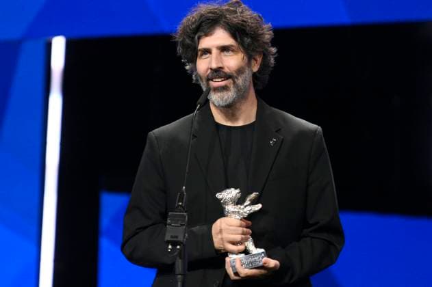 Gabriel Mascaro mit dem Silbernen Bär Großer Preis der Jury für The Blue Trail bei der Closing Ceremony mit Preisverleihung auf der Berlinale 2025 75. Internationale Filmfestspiele Berlin im Berlinale Palast. Berlin, 22.02.2025