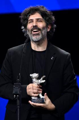 Gabriel Mascaro mit dem Silbernen Bär Großer Preis der Jury für The Blue Trail bei der Closing Ceremony mit Preisverleihung auf der Berlinale 2025 75. Internationale Filmfestspiele Berlin im Berlinale Palast. Berlin, 22.02.2025