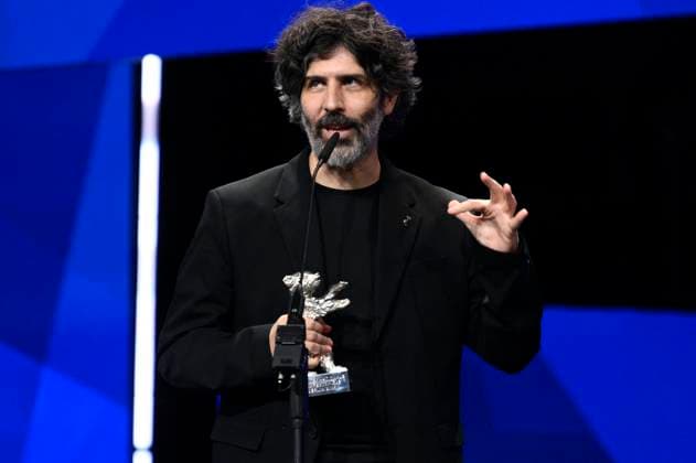 Gabriel Mascaro mit dem Silbernen Bär Großer Preis der Jury für The Blue Trail bei der Closing Ceremony mit Preisverleihung auf der Berlinale 2025 75. Internationale Filmfestspiele Berlin im Berlinale Palast. Berlin, 22.02.2025