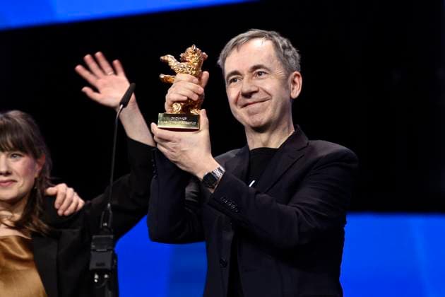 Entertainment Themen der Woche KW08 Entertainment Bilder des Tages Dag Johan Haugerud mit dem Goldenen Bär für den Besten Film für Dreams (Sex Love) bei der Closing Ceremony mit Preisverleihung auf der Berlinale 2025 75. Internationale Filmfestspiele Berlin im Berlinale Palast. Berlin, 22.02.2025 *** Dag Johan Haugerud with the Golden Bear for Best Film for Dreams Sex Love at the Closing Ceremony and Award Ceremony at the Berlinale 2025 75 Berlin International Film Festival at the Berlinale Palast Berlin, 22 02 2025 Foto:xN.xKubelkax xFuturexImagex closing_berlinale_5397