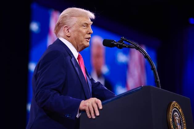 News Themen der Woche KW08 RECORD DATE NOT STATED U.S. President Donald Trump speaks at the Conservative Political Action Conference (CPAC) at the Gaylord National Resort and Convention Center on February 22, 2025 in Oxon Hill, Maryland.  WAX20250222847 SamuelxCorum