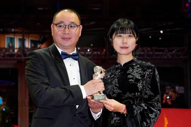Huo Meng und Zhang Fan mit dem Silbernen Bär für die beste Regie bei Sheng xi zhi di Living the Land beim Photocall mit den Preisträgern auf der Berlinale 2025 75. Internationale Filmfestspiele Berlin im Berlinale Palast. Berlin, 22.02.2025
