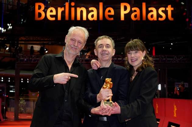 Yngve Saether, Dag Johan Haugerud und Hege Hauff Hvattum mit dem Goldenen Bär für den besten Film Drommer Dreams (Sex Love) beim Photocall mit den Preisträgern auf der Berlinale 2025 75. Internationale Filmfestspiele Berlin im Berlinale Palast. Berlin, 22.02.2025
