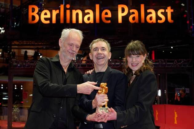 Yngve Saether, Dag Johan Haugerud und Hege Hauff Hvattum mit dem Goldenen Bär für den besten Film Drommer Dreams (Sex Love) beim Photocall mit den Preisträgern auf der Berlinale 2025 75. Internationale Filmfestspiele Berlin im Berlinale Palast. Berlin, 22.02.2025