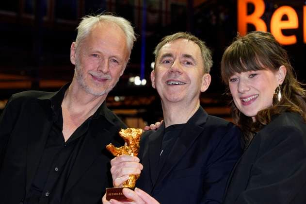 Yngve Saether, Dag Johan Haugerud und Hege Hauff Hvattum mit dem Goldenen Bär für den besten Film Drommer Dreams (Sex Love) beim Photocall mit den Preisträgern auf der Berlinale 2025 75. Internationale Filmfestspiele Berlin im Berlinale Palast. Berlin, 22.02.2025