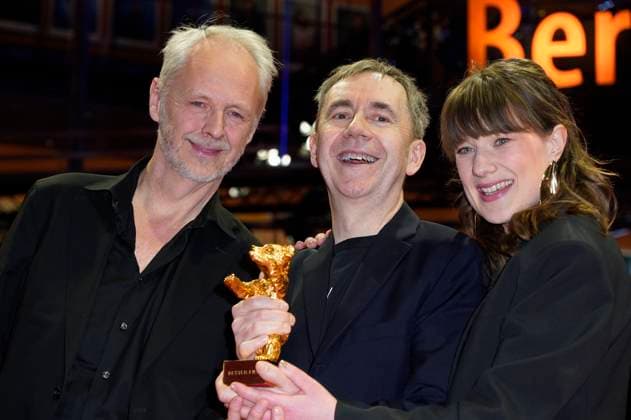 Yngve Saether, Dag Johan Haugerud und Hege Hauff Hvattum mit dem Goldenen Bär für den besten Film Drommer Dreams (Sex Love) beim Photocall mit den Preisträgern auf der Berlinale 2025 75. Internationale Filmfestspiele Berlin im Berlinale Palast. Berlin, 22.02.2025