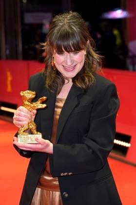 Hege Hauff Hvattum mit dem Goldenen Bär für den besten Film Drommer Dreams (Sex Love) beim Photocall mit den Preisträgern auf der Berlinale 2025 75. Internationale Filmfestspiele Berlin im Berlinale Palast. Berlin, 22.02.2025