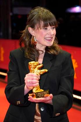 Hege Hauff Hvattum mit dem Goldenen Bär für den besten Film Drommer Dreams (Sex Love) beim Photocall mit den Preisträgern auf der Berlinale 2025 75. Internationale Filmfestspiele Berlin im Berlinale Palast. Berlin, 22.02.2025