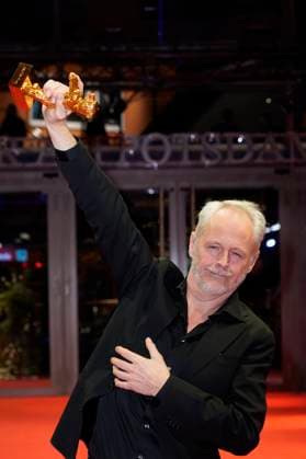 Yngve Saether mit dem Goldenen Bär für den besten Film Drommer Dreams (Sex Love) beim Photocall mit den Preisträgern auf der Berlinale 2025 75. Internationale Filmfestspiele Berlin im Berlinale Palast. Berlin, 22.02.2025