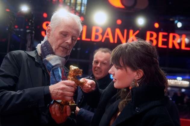 Yngve Saether und Hege Hauff Hvattum mit dem Goldenen Bär für den besten Film Drommer Dreams (Sex Love) beim Photocall mit den Preisträgern auf der Berlinale 2025 75. Internationale Filmfestspiele Berlin im Berlinale Palast. Berlin, 22.02.2025