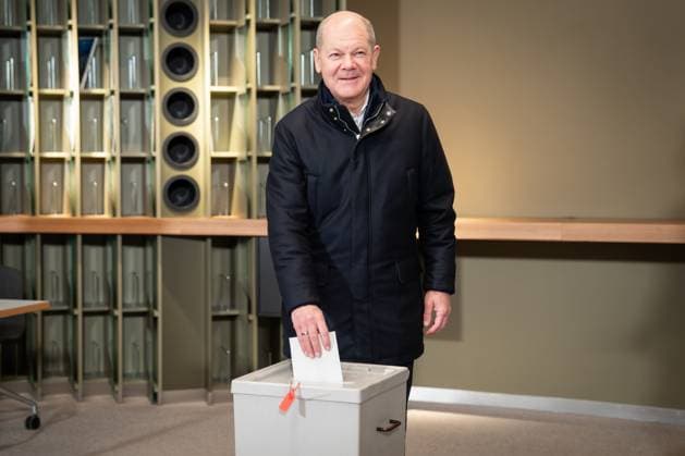 News Themen der Woche KW08 News Bilder des Tages Olaf Scholz bei seiner Stimmabgabe zur Bundestagswahl in Potsdam Bundeskanzler Olaf Scholz bei seiner Stimmabgabe zur Bundestagswahl 2025 in Potsdam, Potsdam, 23.02.2025 Potsdam Deutschland *** Olaf Scholz casting his vote in the Bundestag election in Potsdam Federal Chancellor Olaf Scholz casting his vote in the 2025 Bundestag election in Potsdam, Potsdam, 23 02 2025 Potsdam Germany
