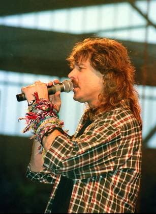 Wolfgang Petry 26.04.1998, Chemnitz, Eisportkomplex Eissporthalle, Leipziger Straße, Konzert von Wolfgang Petry, 7000 Fans feierten Petry. Sachsen BRD *** Wolfgang Petry 26 04 1998, Chemnitz, Eisportkomplex Eissporthalle, Leipziger Straße, concert by Wolfgang Petry, 7000 fans celebrated Petry Sachsen BRD