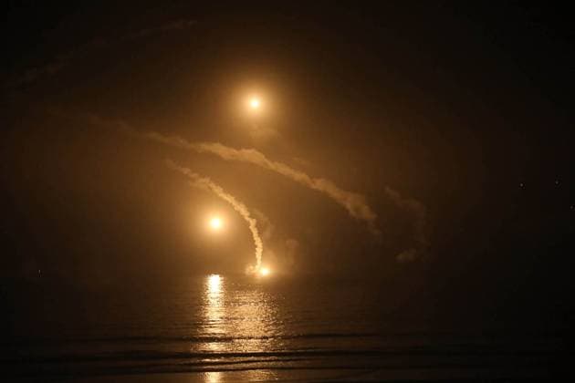 February 23, 2025, Makran, Iran: The Islamic Republic of Iran Army engages in the main phase of the joint Zolfaghar 1403 military drills along the Makran coastlines, in the Sea of Oman, and the northern Indian Ocean. Iran s Army has launched large-scale drills, deploying ground forces, armored units, defense systems, and naval forces. The exercises aim to strengthen defense capabilities, enhance deterrence, and test new tactics, advanced weaponry, and cyber-electronic warfare. Army aviation also plays a key role, with Cobra and other helicopters conducting operations along the Makran coast to improve pilot skills and military readiness. Makran Iran - ZUMAi98_ 20250223_zih_i98_003 Copyright: xIranianxArmyxOfficex