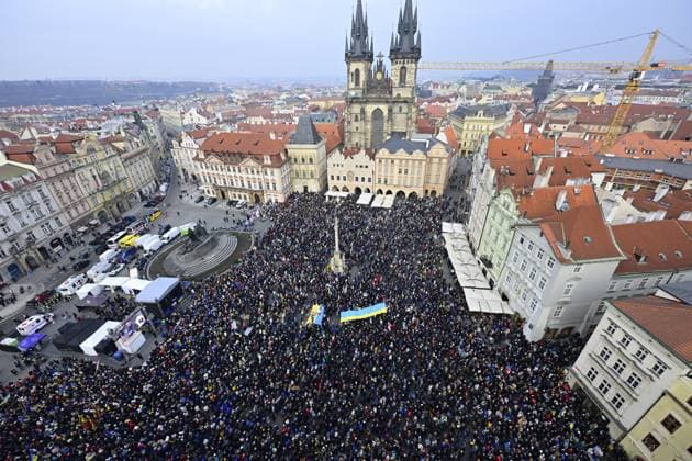 Bilder des Jahres 2025, News 02 Februar News Themen der Woche KW08 News Bilder des Tages Rally Together for Ukraine, convened by Memory of the Nation, People in Need, Million Chvilek pro demokracii, Thanks We Can and the European Congress of Ukrainians, commemorating three years since the Russian attack on Ukraine at Oldtown Square in Prague, Czech Republic, February 23, 2025. (CTKxPhoto VitxSimanek) CTKPhotoP2025022305150  CTKPhotoP2025022305150