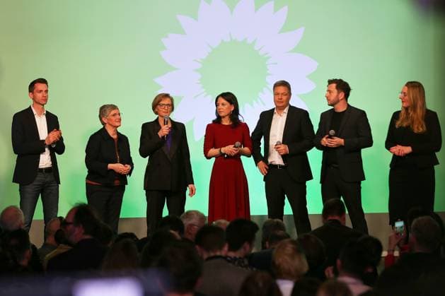 News Themen der Woche KW08 News Bilder des Tages Berlin, Deutschland, 23.02.2025: Festsaal Kreuzberg: Bundestagswahl 2025: Andreas Audretsch, Britta Haßelmann, Franziska Brantner, Bundesministerin des Auswärtigen Annalena Baerbock (Bündnis90 Die Grünen), Bundesminister für Wirtschaft und Klimaschutz Robert Habeck (Bündnis90 Die Grünen), Felix Banaszak und Katharina Dröge *** Berlin, Germany, 23 02 2025 Festsaal Kreuzberg Bundestag Election 2025 Andreas Audretsch, Britta Haßelmann, Franziska Brantner, Federal Minister for Foreign Affairs Annalena Baerbock Bündnis90 Die Grünen , Federal Minister for Economic Affairs and Climate Protection Robert Habeck Bündnis90 Die Grünen , Felix Banaszak and Katharina Dröge Copyright: xdtsxNachrichtenagenturx dts_60807
