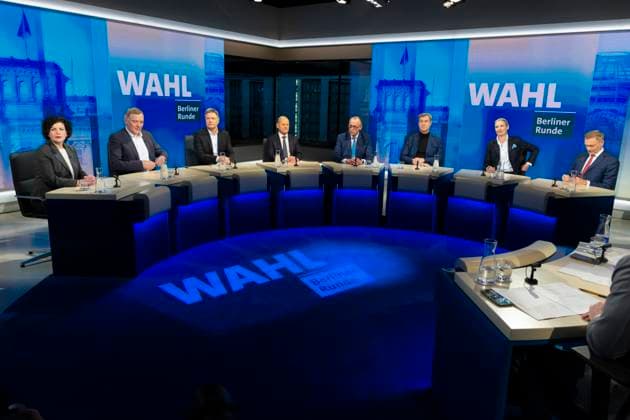 News Themen der Woche KW08 News Bilder des Tages Berliner Runde. Amira Mohamed Ali, Vorsitzende der Partei Buendnis Sahra Wagenknecht, Jan van Aken, Parteivorsitzender von DIE LINKE, Robert Habeck, Co-Vorsitzender von Buendnis 90 Die Gruenen, Olaf Scholz (SPD), Bundeskanzler, Friedrich Merz, CDU-Parteivorsitzender und Kanzlerkandidat, Markus Soeder, Ministerpraesident von Bayern, Alice Weidel, Bundesvorsitzende der AfD (Alternative fuer Deutschland), Christian Lindner, Bundesvorsitzender der FDP, Berlin, 23.02.2025. Berlin Deutschland *** Berlin Round Table Amira Mohamed Ali, Chairman of the party Alliance Sahra Wagenknecht, Jan van Aken, Party Chairman of DIE LINKE, Robert Habeck, Co-Chairman of Alliance 90 The Greens, Olaf Scholz SPD , Federal Chancellor, Friedrich Merz, CDU Party Cha Copyright: xThomasxImox