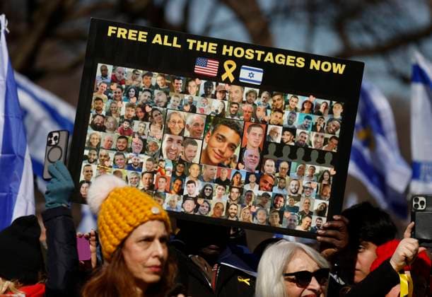 News Themen der Woche KW08 News Bilder des Tages Pictures of Israeli hostages still in captivity are held when protesters gather at the 500 Days in Hell: Let s Bring Them Home, rally at the Naumburg Bandshell in Central Park in New York City on Sunday, February 23, 2025. Israel has paused the Gaza ceasefire deal and the release of hundreds of Palestinian detainees and prisoners after Hamas released Israeli hostages in ceremonies Israel called humiliating.  NYP2025023110 JOHNxANGELILLO