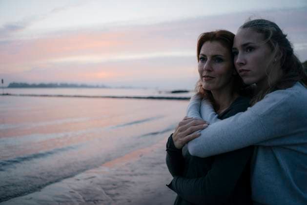 Creative Highlights Symbolfotos Germany, Hamburg, mother and teenage girl hugging on the beach at Elbe shore in the evening model released, Symbolfoto, JOSF02979