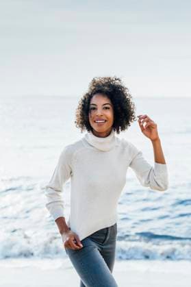 Creative Highlights Symbolfotos Spain, Barcelona, portrait of smiling woman on the beach model released, Symbolfoto, BOYF01287