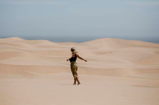 Creative Highlights Symbolfotos Namibia, Walvis Bay, Namib-Naukluft National Park, Sandwich Harbour, woman in dune landscape model released, Symbolfoto, LHPF00431
