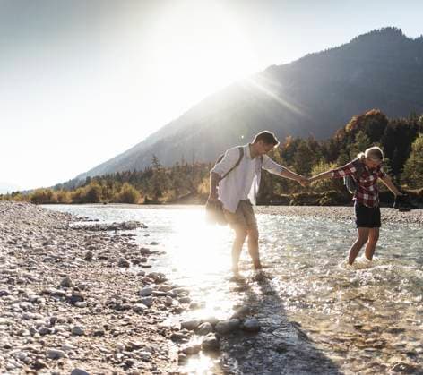 Austria, Alps, couple on a hiking trip wading in a brook model released, Symbolfoto, UUF16533