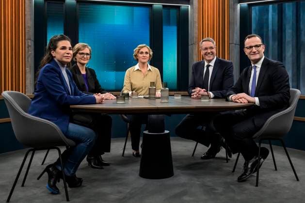 News Themen der Woche KW08 GER, Berlin, Studio, zu Gast bei - Caren Miosga, Polittalk, TV, Format, mit Moderatorin, Das Erste, aus Adlershof - am Studio 20, Nach der Wahl, im Bild v.l.: Dagmar Rosenfeld, Franziska Brantner, Caren Miosga, Alexander Schweitzer, Jens Spahn, 23.02.2025, Copyright: HMBxMedia UwexKoch