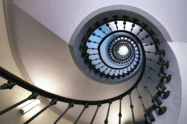 Creative Highlights World Altes Treppenhaus mit schöner Wendeltreppe, Zürich, Schweiz, Europa Old staircase with beautiful spiral staircase, Zurich, Switzerland, Europe Copyright: imageBROKER DanielxBärtschi ibxdab12779557.jpg