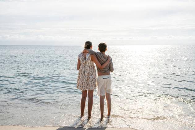 Creative Highlights Symbolfotos Siblings with arm around standing at beach model released, Symbolfoto, EYAF03273