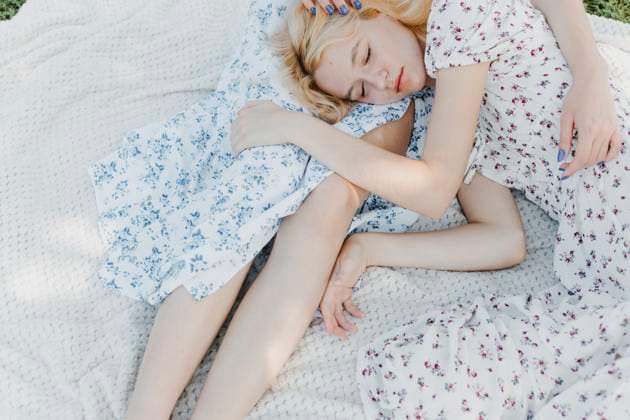 Creative Highlights Symbolfotos Young woman lying on friends lap at park model released, Symbolfoto, EHAF00370