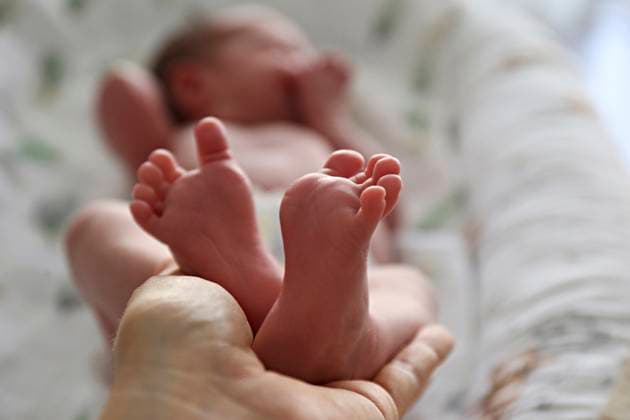 Mother holding baby daughter s feet model released, Symbolfoto, SYEF00605
