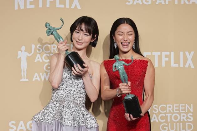 Bilder des Jahres 2025, Entertainment 02 Februar 31st Annual Screen Actors Guild Awards - Press Room (L-R) Moeka Hoshi and Anna Sawai, winners of Outstanding Performance by an Ensemble in a Drama Series for ShÅgun, pose in the press room during the 31st Annual Screen Actors Guild Awards at Shrine Auditorium and Expo Hall on February 23, 2025 in Los Angeles, California. Los Angeles The Shrine Auditorium CA USA Copyright: xCraSH imageSPACEx