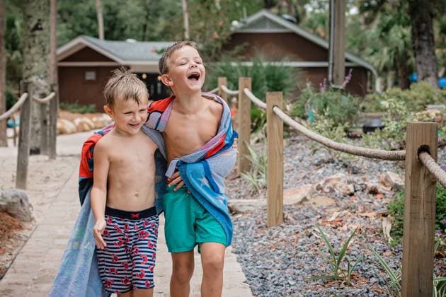 Happy children laughing on vacation after pool day Edisto Island, South Carolina, United States CR_WEKW250221-1658567-01 ,model released, Symbolfoto