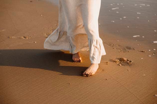 Creative Highlights Symbolfotos Woman in a flowing white dress standing in ocean waves at sunset Amsterdam, North Holland, Netherlands R_RTBZ250220-1658376-01 ,model released, Symbolfoto