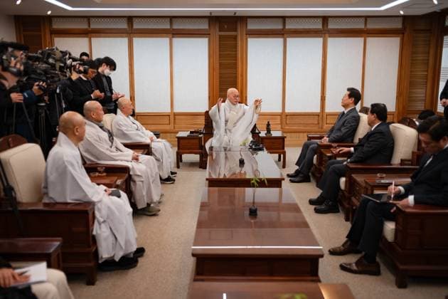 Bilder des Jahres 2025, News 02 Februar News Themen der Woche KW09 Bilder des Jahres 2025, News 02 Februar News Bilder des Tages Lee Jae-myung, Leader Of The Democratic Party Of Korea, Visits Jinwoo, President Of The Jogye Order Jinwoo (center), president of the Jogye Order of Korean Buddhism, meets with Lee Jae-myung (right), leader of the Democratic Party of Korea, at the Korean Buddhist History and Culture Memorial Hall in Jogyesa Temple, Jongno District, Seoul, on February 24, 2025. Seoul South Korea  Copyright: xChrisxJungx originalFilename: jung-leejaemy250224_np0mk.jpg