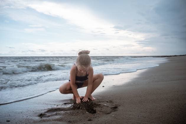 Creative Highlights Symbolfotos Child playing in sand along shoreline at South Carolina beach Edisto Island, South Carolina, United States R_WEKW250221-1658553-01 ,model released, Symbolfoto
