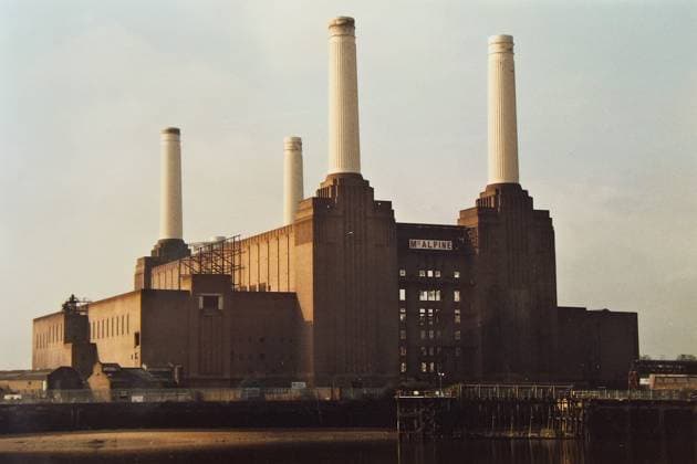 RECORD DATE NOT STATED. Analoge Fotografie. United Kingdom - England, London. Die Battersea Power Station ist ein ehemaliges Kohlekraftwerk in London, das von 1933 bis 1983 in Betrieb war. Es ist eines der grössten Ziegelgebäude Europas und steht am Südufer der Themse in der Nähe der Grosvenor Bridge im Stadtteil Battersea. Die Battersea Power Station verdankt ihre Bekanntheit wohl in erster Linie dem Plattencover des Pink Floyd-Albums Animals aus dem Jahr 1977. Das Foto stammt von Anfang der 1990er Jahre